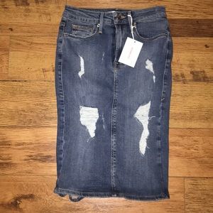 Good American distressed denim skirt